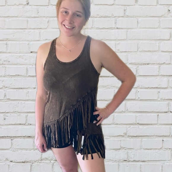 🔥🎉HP🎉Sleeveless Mineral Wash Fringe Tank Top - Picture 12 of 13